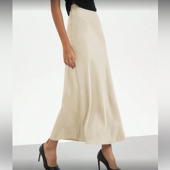 Elegant Cream Satin Skirt - Picture 2 of 7
